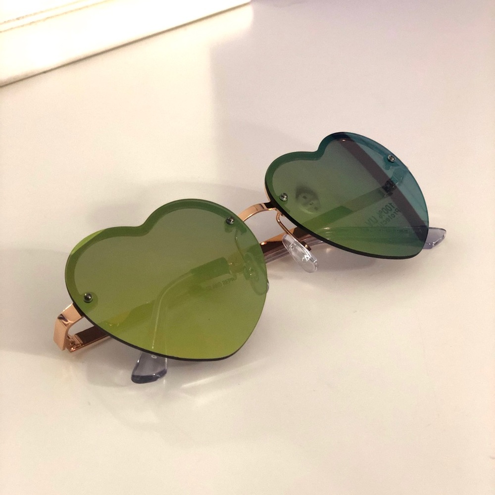 *NWOT* Heart sunglasses